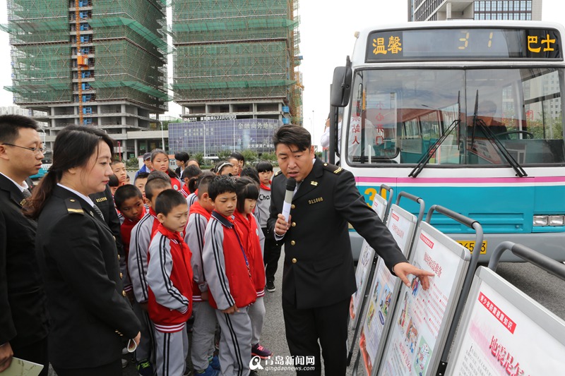 "地震體驗公交車"亮相青島為國內首輛 "地震體驗公交車"亮相青島為國內首輛