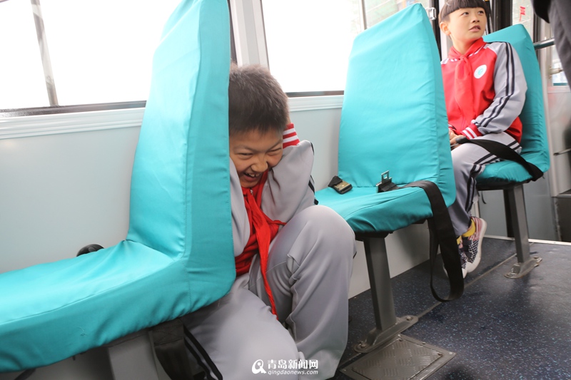 "地震體驗公交車"亮相青島為國內首輛 "地震體驗公交車"亮相青島為國內首輛