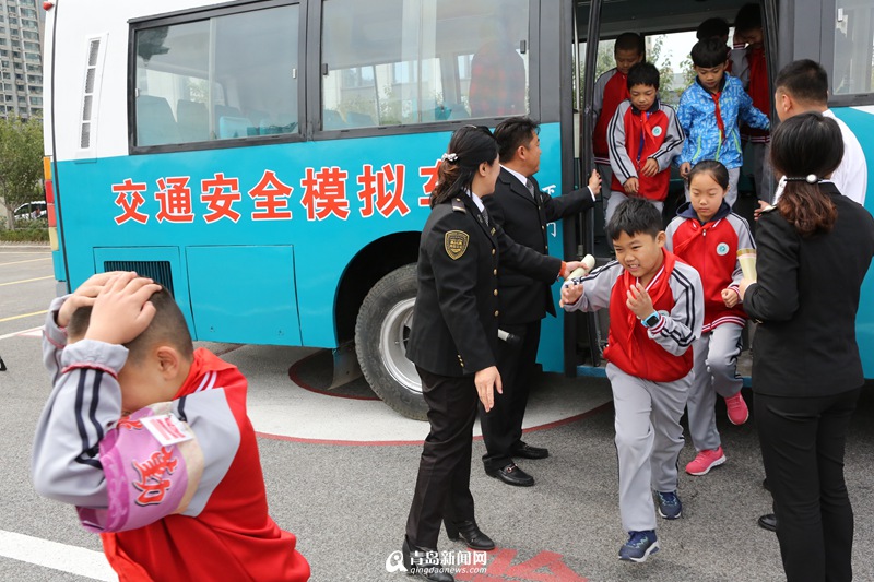 "地震體驗公交車"亮相青島為國內首輛 "地震體驗公交車"亮相青島為國內首輛
