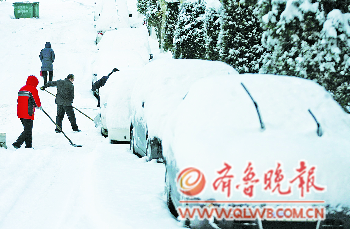 1日開始,煙臺降下新年第一場雪,截至2日14時,部分地區積雪已達31厘米?！”緢笥浾摺≮w金陽　攝