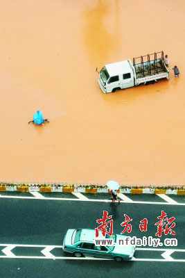 東莞莞太路虎門至東莞方向積水嚴重,部分車輛受困。　　蘇仕日攝