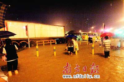 深圳寶安中心城一帶積水深達半米。丁玎攝