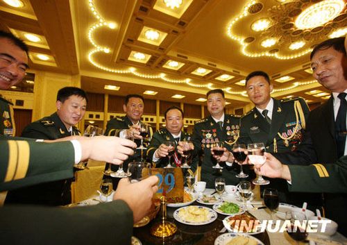這是出席招待會的解放軍和武警部隊的英模代表舉杯共慶建軍節。新華社記者王建民攝