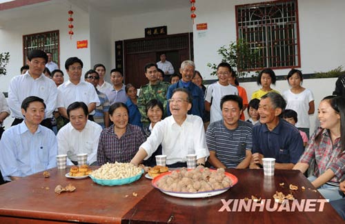 9月24日至26日，中共中央政治局常委、國務(wù)院總理溫家寶來到四川地震災(zāi)區(qū)考察指導(dǎo)災(zāi)后恢復(fù)重建工作，看望慰問廣大干部群眾。這是9月24日，溫家寶在青川縣涼水鎮(zhèn)涼華村災(zāi)后村民新居院內(nèi)向村民了解安居房建設(shè)情況。新華社記者黃敬文攝