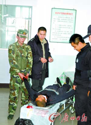 董佳繼被抓時自殺未遂，被抓后頭纏毛巾，送往醫(yī)院治療。 