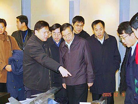 2005年底，上級領導視察沈飛，左下角即為新型戰機模型(來源：國防科工委網站)