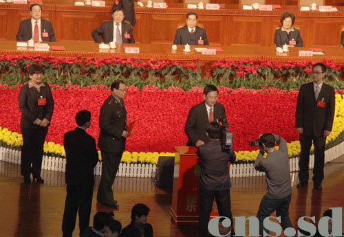 圖為補選為山東省政協主席的山東省委副書記劉偉在投票。（攝影：張璐）