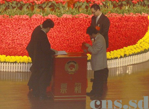 圖為監票人和計票人在統計投票箱里的票數。（攝影：張璐）