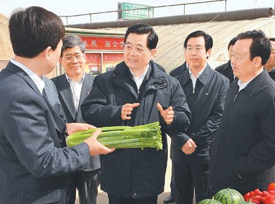胡錦濤在寧夏考察西部大開發 手捧清水品嘗