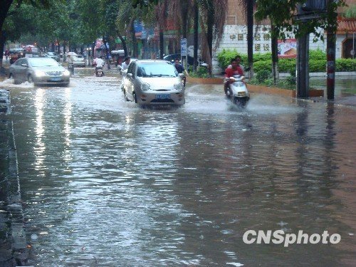 5月14日，暴雨后的廣西北流市新松路發生內澇。受冷暖空氣共同影響，5月13日——5月14日廣西北部地區出現強降雨天氣，部分地區出現200毫米以上特大暴雨，廣西局部地區出現洪澇等次生災害。 中新社發 張希友 攝