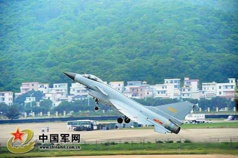 殲-10戰機正在進行飛行表演。
