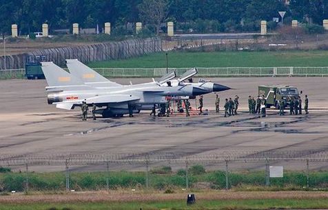 兩架殲-10戰機降落珠海機場。