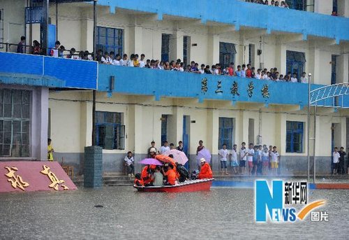 組圖：廣西來(lái)賓一中學(xué)600多名學(xué)生被大水圍困