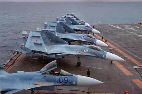 一排折疊了機翼的蘇-33型艦載戰斗機停放在“庫茲涅佐夫元帥”號航母的飛行甲板上。