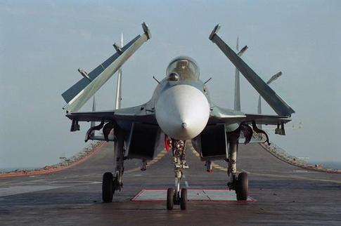 蘇-33型艦載戰斗機機翼外段和平尾可折疊。