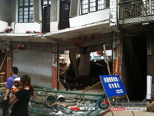 大成橋鎮老街，16號門面，房梁垮塌、房屋變形，門前的卷閘門已是一邊高一邊低。 圖/瀟湘晨報滾動新聞記者 劉剛