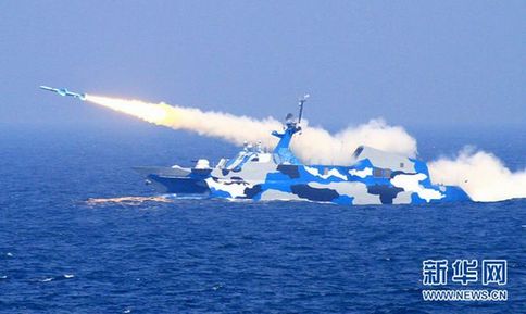新型導彈艇在演練中對海上目標發射反艦導彈。