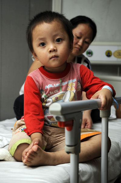 7月14日，一位出現不良反應的孩子在醫院觀察治療。
