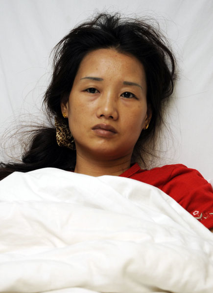 7月14日，一位出現不良反應的婦女在醫院接受治療。