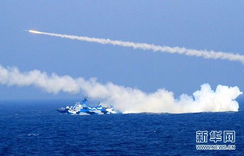 7月初，由海軍東海艦隊數十艘艦艇和十余架戰機組成的大型海空編隊，在東海某海域進行海空實兵實彈演練。圖為新型導彈艇發射導彈時的壯觀情景。 新華社記者 查春明 攝