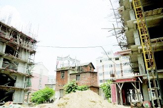 釘子戶用9條狼狗看門4個攝像頭監控 6年不倒