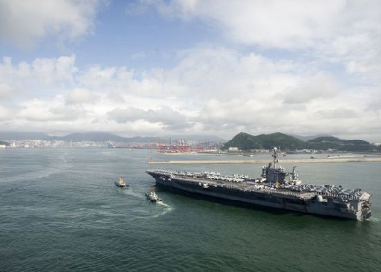 7月21日，參加韓美聯(lián)合軍事演習的美國航空母艦“喬治·華盛頓”號當日抵達韓國釜山港。