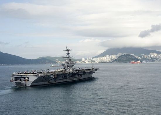 7月21日，參加韓美聯(lián)合軍事演習(xí)的美國航空母艦“喬治·華盛頓”號當(dāng)日抵達(dá)韓國釜山港。