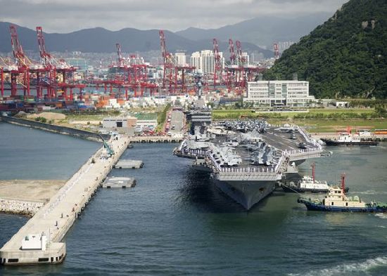 7月21日，參加韓美聯(lián)合軍事演習(xí)的美國航空母艦“喬治·華盛頓”號當(dāng)日抵達(dá)韓國釜山港。