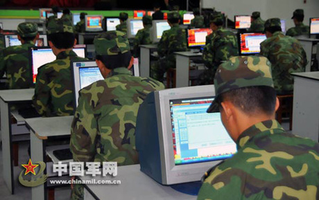 資料圖：解放軍官兵在網絡大課堂里學習。 中國軍網 胡劍歡攝影