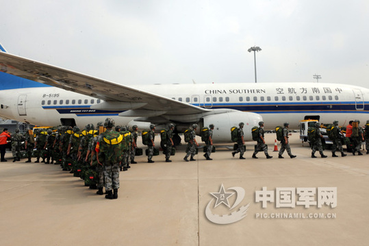 7月27日，濟南軍區某集團軍在新鄭國際機場，舉行了一次帶有實戰背景的航空輸送兵力演練。