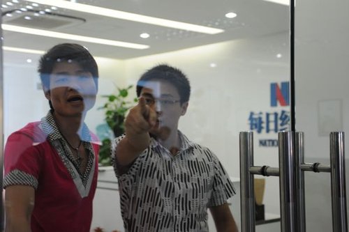 自稱霸王公司經理男子帶人上門打記者(組圖)