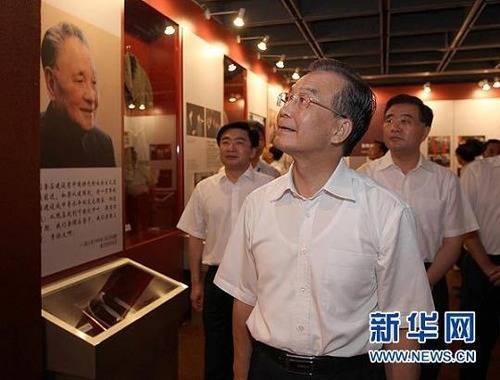 8月21日，溫家寶專程來到深圳博物館參觀《改革開放總設計師鄧小平》大型展覽，仔細觀看鄧小平生平事跡。今年是深圳特區成立30周年，中共中央政治局常委、國務院總理溫家寶于8月20日至21日深入深圳的企業、科研院所、口岸和社區，就發展戰略性新型產業，加快轉變經濟發展方式進行調研。新華社記者 劉衛兵 攝
