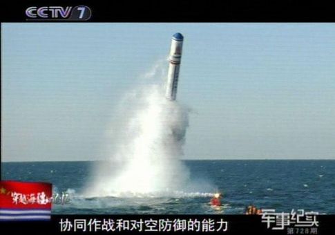 巨浪-2遠程彈道導彈出水試驗。對比圖中舢板的大小可推斷彈體大概的尺寸。實驗彈彈頭可能加裝了保護罩或一些實驗必須的設備，或者實彈加裝了伸縮型的減阻桿。