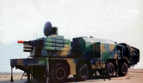 新“陸盾”2000型彈炮合一近程防空武器系統采用了全新的底盤。炮手在車箱中段全封閉的工作站內操作。