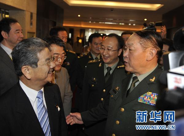 10月11日上午，在越南河內(nèi)，中國國務(wù)委員兼國防部長梁光烈上將（前右）和日本防衛(wèi)大臣北澤俊美在首屆東盟防長擴(kuò)大會(huì)期間進(jìn)行了交談