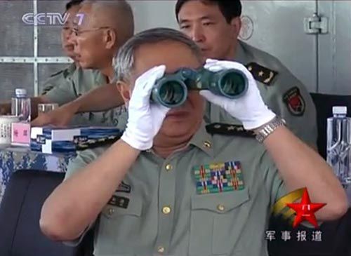 央視新聞視頻截圖：7月26日，中央軍委委員、總參謀長陳炳德在南海觀摩海軍多兵種合同實(shí)兵實(shí)彈演練。