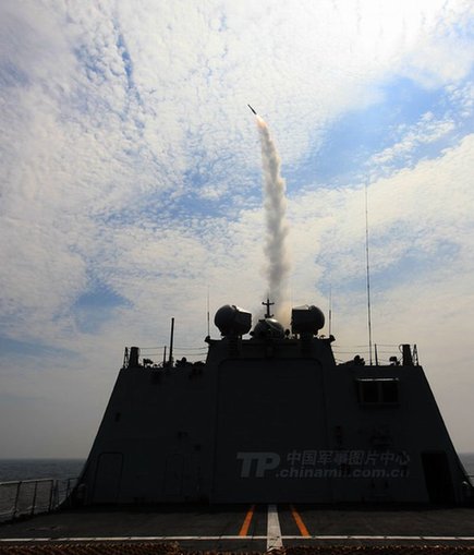 東海艦隊(duì)529艦發(fā)射對空導(dǎo)彈。