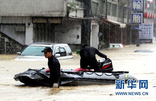10月21日，救援人員出動橡皮艇在臺灣宜蘭縣蘇澳地區救災。新華社發