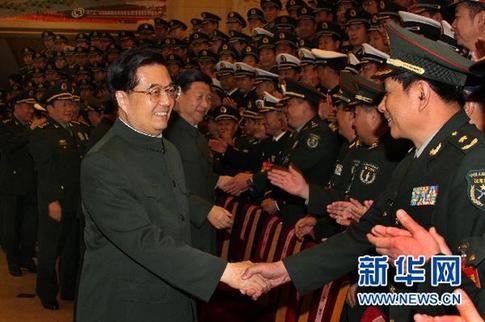 11月2日，中共中央總書記、國家主席、中央軍委主席胡錦濤在北京會見出席全軍武器裝備成建制成系統(tǒng)形成作戰(zhàn)能力和保障能力建設(shè)工作會議的代表。中共中央政治局常委、國家副主席、中央軍委副主席習(xí)近平一同會見。 新華社記者李剛攝
