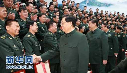 10月27日，中共中央總書記、國家主席、中央軍委主席胡錦濤在北京會見國防大學第五次黨代表大會全體代表。新華社記者 李剛 攝