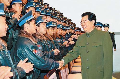 胡錦濤會(huì)見空軍官兵