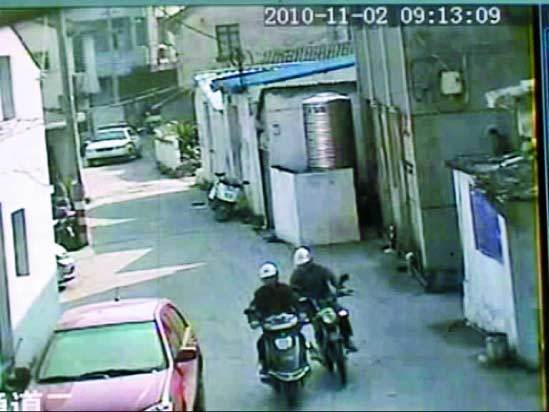 警車悄悄跟進一條小巷。①小偷甲騎的贓車熄火 ②同伙騎摩托拉著跑。