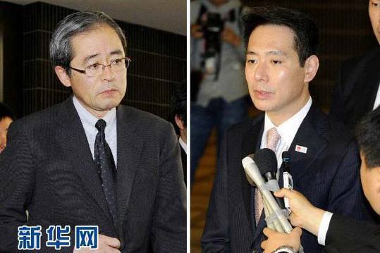 11月3日拍攝的拼版照片顯示：日本駐俄羅斯大使河野雅治在東京向日外相前原誠(chéng)司匯報(bào)完后走出日本外務(wù)?。ㄗ螅┖腿毡就庀嗲霸\(chéng)司接受記者采訪（右）。當(dāng)日，暫時(shí)被召回的日本駐俄羅斯大使河野雅治抵達(dá)日本首都東京，并向日外相前原誠(chéng)司匯報(bào)此次俄總統(tǒng)視察爭(zhēng)議島嶼的相關(guān)情況。 新華社/共同社