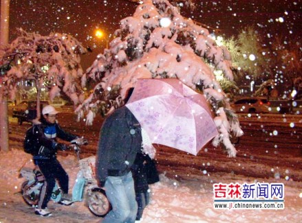 行人在雪中艱難行進。（來源：吉林新聞網張猛攝） 