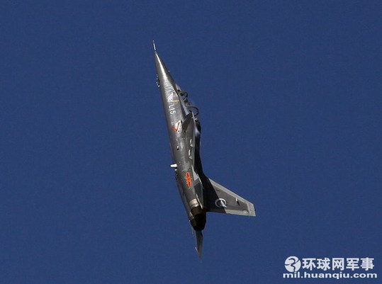 中航工業(yè)L-15“獵鷹”06號(hào)機(jī)飛上珠海藍(lán)天，進(jìn)行了首次航展前的演練。攝影：郝珺石