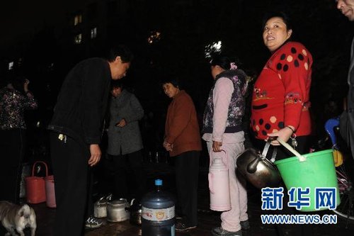 11月17日，在鄭州市柿園水廠家屬院，群眾在排隊(duì)等待送水車。新華社記者趙鵬攝 