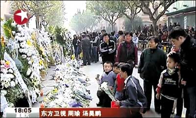 昨日，上海市群眾自發(fā)前往火災(zāi)現(xiàn)場悼念遇難者。東方衛(wèi)視截圖