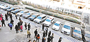 關(guān)建軍犯罪組織的停車場(chǎng)停放了30余輛汽車，路虎、奧迪Q7、寶馬X6只算是其中普通的，關(guān)建軍的座駕是勞斯萊斯幻影，價(jià)值840萬(wàn)。