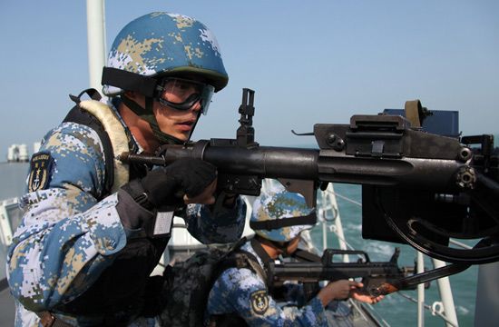 2月24日，中國海軍第八批護航編隊在南沙海域進行首次反海盜綜合演練。演練實施了輕武器射擊，直升機偵查取證、警示驅(qū)離，反海盜武力營救等多個課目。新華社記者邱俊松攝
