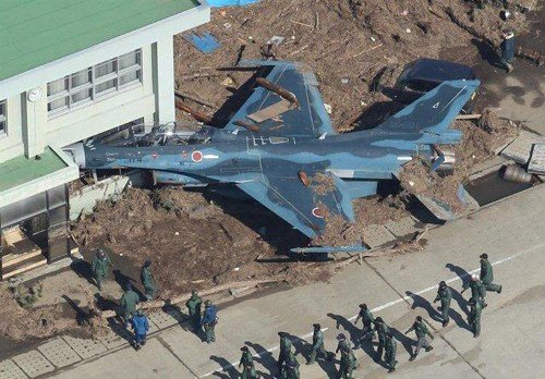 日本自衛隊28架戰斗機被海嘯卷翻 導彈丟落海中